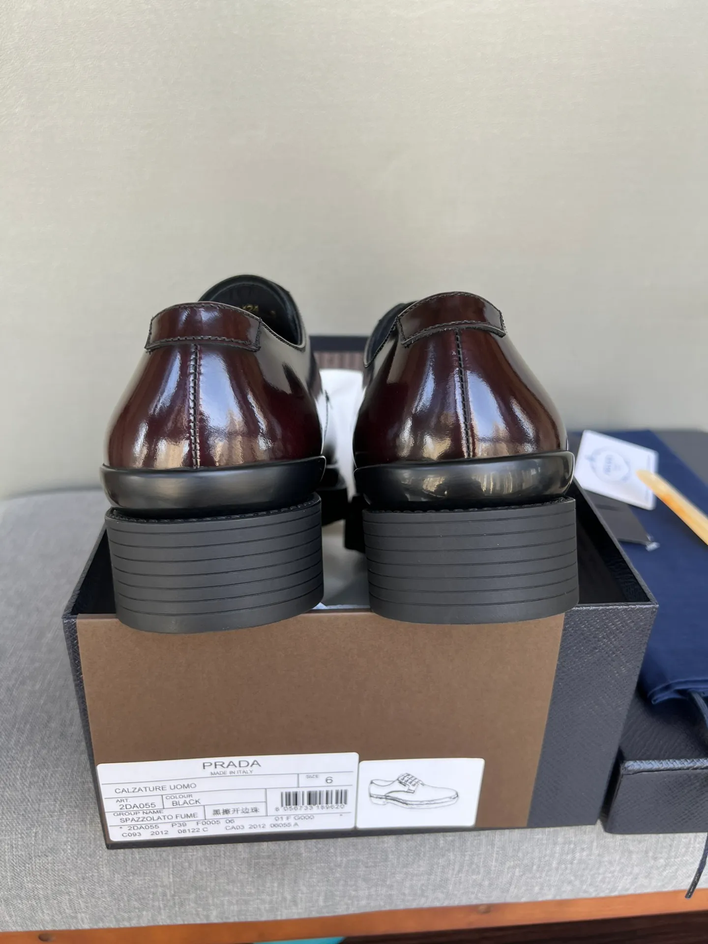 Men's shoes 💰860 💰Best recommendation✨PRADA Prada top purchasing quality imported upper with color-brushed edge beads carved toe design cowhide lining private molded TPU outsole non-slip, wear-resistant and elastic fashionable and versatile burgundy black blue 39-44 in stock (38, 45 customized for replacement, return and exchange)